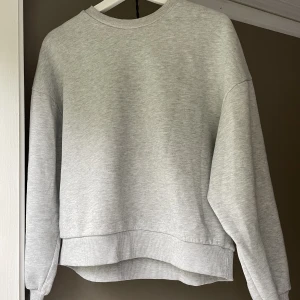 Sweatshirt från GinaTricot  - Grå sweatshirt från GinaTricot i storlek M. Mysig tröja nu till hösten, passar till allt.  🍂🍁🕯️snart väntas flytt och behöver bli av med lite kläder snabbt, vid intresse av fler plagg = Rabaterat pris ❤️