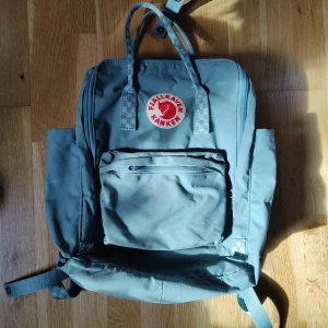 Kånken laptop 15" - Kånken laptop 15" i färgen frost green chess pattern. I fint, men använt, skick. Nypris 1299 kr. Färgen är någonstans mellan mina bilder och bilden från naturkompaniets hemsida. Tveka in på att kontakta mig om du har frågor! ❤️