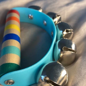 Barn leksak instrument blå regnbåge  - Aldrig använd, barn instrument bjällra (5 st) och handtag regnbåge. Jättekul för barn.