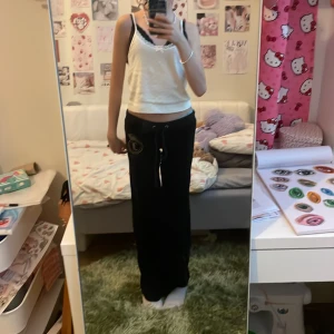 2000 juciy 💓 -  skit söta tu Tausend juicy cuture byxor som mest legat i garderoben och samlat damm söker en ny trygg ägare💓