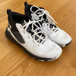 Under Armour basket skor - Säljer dessa basket skor ( lite använda ) i storlek 38 1/2 🫶