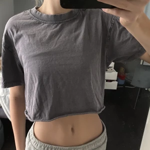 Top - Croppad topp i en fin grå färg har denna topp i alla färger men denna färgen är inte någon jag sträcker mig efter så därför sälja den 