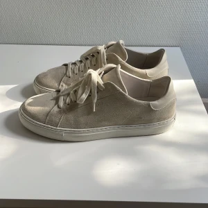 Arigato skor beige  - Tjena, storlek 42 och dem är ljus beige. Säljer då dom är lite för stora 