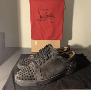 Gråa Louboutins  - Mörkgråa Louboutins i storlek 43.5, box och dustbags ingår. Inget kvitto tyvärr. Tar även byten!