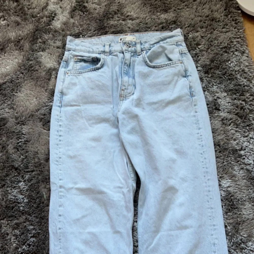 Jeansen är ett bra skick, dem är knappt använda. köptes för lite mer än ett år sedan från Gina Tricot. Ordinarie pris; 500 kr.. Jeans & Byxor.
