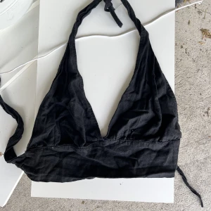 Halterneck topp - Så snygg topp med knytning i nacke och rygg, därmed passar den alla som har xs-l