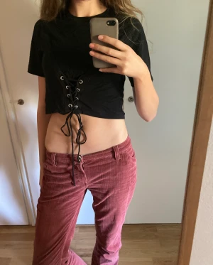 Coolaste tröjan - Snyggaste tröjan! Man kan styla den på många olika sätt med många olika outfits. Snygga snörnings-detaljer som verkligen ger outfiten lite extra!😍 Skriv om ni har frågor!