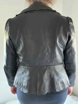 Skinnjacka  - Elegant & tuff skinnjacka med fina detaljer. Liten i storleken, 36. 