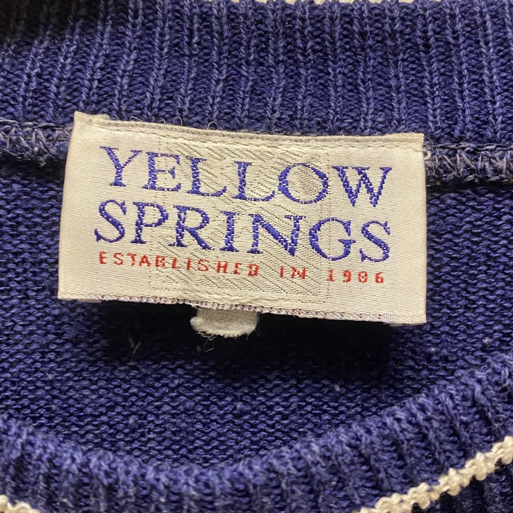 En jättefin stickad tröja från Yellow Springs. Tröjan är använd ett fåtal gånger och har inga defekter!. Stickat.