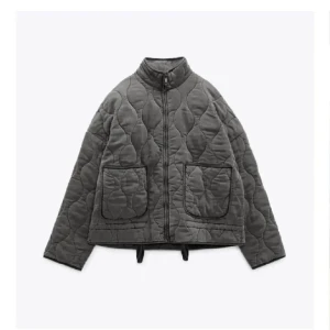 Zara jacka - Säljer min as snygga gråa zara jacka. Inga defekter.💗💗