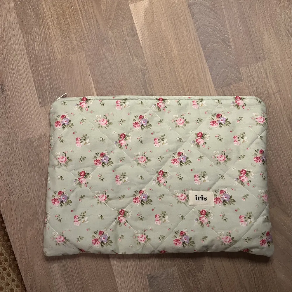 Helt nytt laptop fodral som jag säljer då den är för liten för min dator. Helt ny och oanvänd. Kostar nypris 830kr. Passar en 13,3 inch laptop Längd: 36cm  Höjd: 25,5 cm . Övrigt.