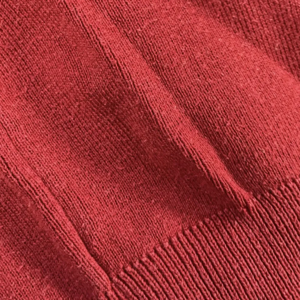 Hej, säljer denna röda Ralph Lauren tröja i storleken M (passar även S). Den är i okej skick, använd mycket ocj lite nopprig.  Nypris: 1800kr och säljs för endast 300. Hör av dig vid eventuella frågor!. Tröjor & Koftor.