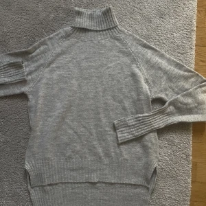 Stickade tröjor - Ljusgrå stickad tröja i storlek M Grå stickad tröja i storlek S Vit stickad tröja i storlek M   Alla 3 för 200 kr eller 100 kr styck!