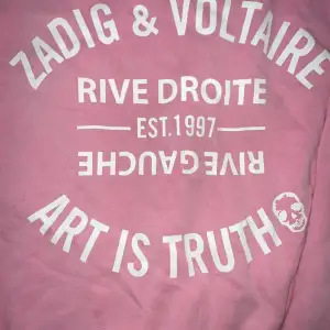 Hej!, säljer denna unika Zadig-et-Voltaire tröjan då den tyvärr inte kommer till användning.💗💓💘 super fin rosa färg! poppar! 💘💓💗💞 köpt i Zadigs egna butik på Östermalm för några månader sedan, nyskick knappt använd. 💗S men lite overaized i storleken💓💘!