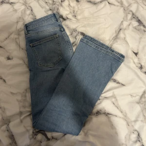 Ljusblåa lågmidjade jeans 🩵 - Ljusblåa lådmidjade jeans 💞 Knappt använda, köpt för 400 och säljer för 149