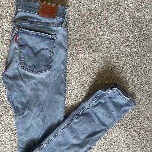 Levis jeans - Levis jeans i modellen 710 super skinny i storlek 27. Bra skick men liten fläck som syns på sista bilden. 