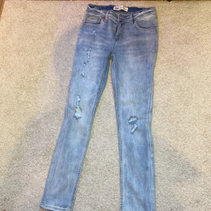 Levis jeans! - Helt oanvända lev’is jeans! Ljus blå. Justerbara i midjan! Storlek 154-162