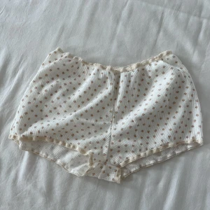 undies från brandy melville - gulligaste undies från brandy! aldrig använt. nypris 189kr