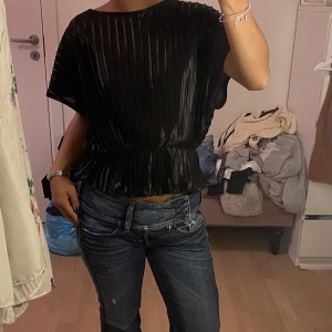 Fin topp - Plisserad topp med söt volang🥰XS men passar även S