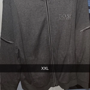 Hugo boss Zip-tröja  - Hugo boss. Zip-tröja, använd ett par gånger. I storlek Passar dom som har XL-XXL