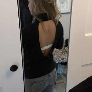 Topp - Ryglös topp, passar till vardags och klä upp sig😍