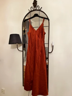 Satinklänning  - Snygg satinklänning