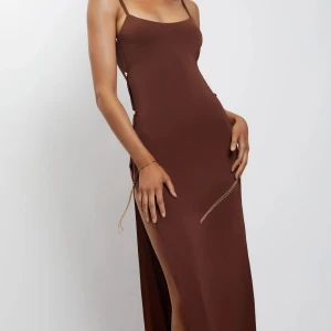 MESHKI brun maxiklänning (oanvänd) - Brun maxiklänning från Meshki⚡️   ❤️‍🔥Helt oanvänd med lapp och påse kvar.  ❤️‍🔥Gömd dragkedja baktill.  ❤️‍🔥Hängerna på sidan är avtagbara. ❤️‍🔥Axelbanden är justerbara.  Kom gärna med bud💌Ordinariepris 1099kr