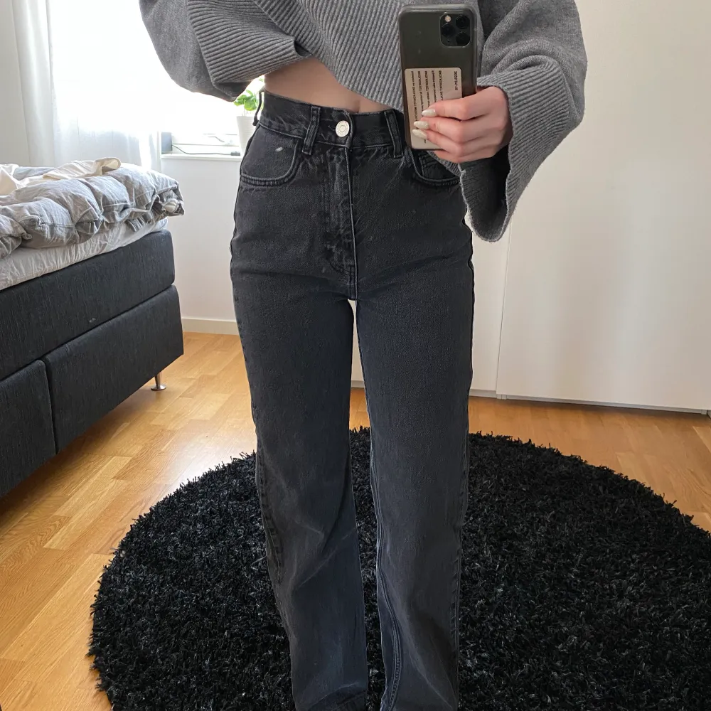 Supersköna å fina jeans från Pull&bear i storlek 32 i en grå/svart färg, hål på bakfickan (bild 3) 100kr + frakt. Jeans & Byxor.