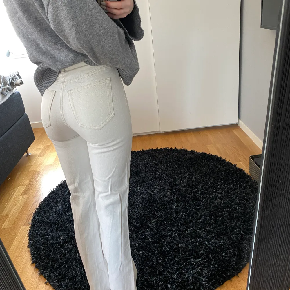 Superfina benvita jeans från bikbok i storlek 24! Säljer då de är för små, 150kr + frakt🤍. Jeans & Byxor.