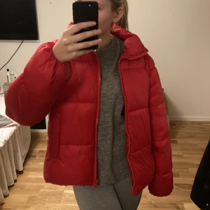 Röd vinterjacka - En jätte snygg röd pufferjacka som inte används❤️❤️köpt på zalando, frakt tillkommer 