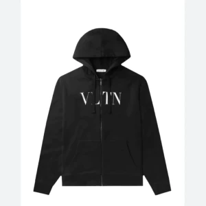 Valentino zip up hoodie  - En valentino kofta i bra skick, säljer då ja tröttnat på den. Nypris är 8000kr. Kan gå ner i pris vid snabb affär. Om man vill ha fler bilder är de bara o skriva privat☺️☺️