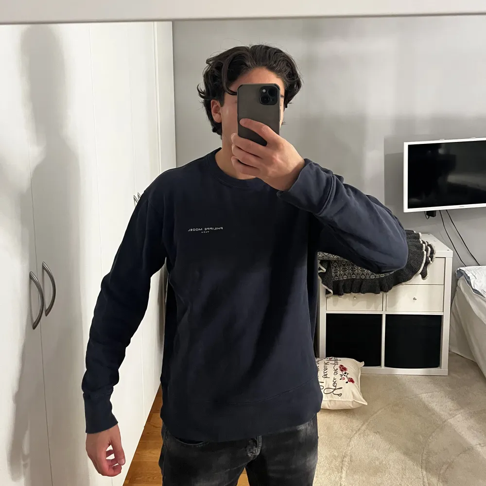 Blå Philippe Model tröja crewneck  Skick 9/10 knappt använd . Tröjor & Koftor.