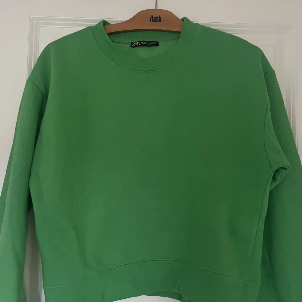 En grön tröja från Zara som aldrig använts då det inte är min stil, köptes för 300kr. Pris kan diskuteras . Tröjor & Koftor.