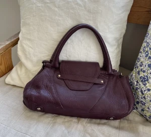 Vintage väska - Jättesnygg vinröd/lila väska som är köpt här på Plick!!😍❤️