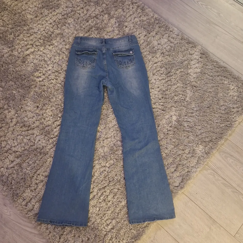 Ett par jätte fina botcut jenas som är använda ett par gånger men i topp sick💓. Jeans & Byxor.