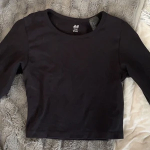 Träningströja - Svart ribbad träningströja från H&M i storlek M. Säljer då den inte kommer till användning. Skriv privat för fler bilder. Pris kan diskuteras!