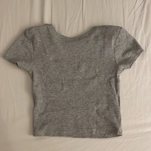 Kroppad grå topp - Bra skick, inga fläckar den är använd cirka 5 gånger. Tröjan är från New Yoker💓