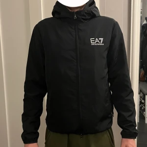 Ea7 jacka - Säljer min ea7 jacka som jag köpte i början av februari men kommer ej till användning, Nypriset på jackan är 1799. Inga skador på jackan den är som sprillansny