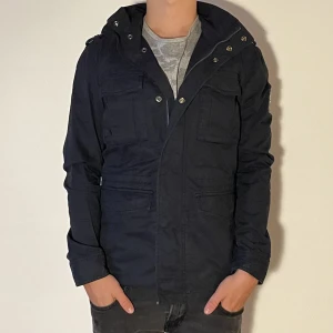 Superdry Field jacket - Superdry Field jacket - Storlek XS - Varan är i fint skick och har inga flaws - Modellen är 172 cm och väger 65 kg - Vid frågor eller funderingar är det bara att skriva!