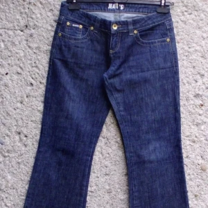 Lågmidjade bootcut jeans  - Sååå snygga lågmidjade bootcut jeans💖 säljer pga lite små för mig tyvärr. Dragkedja lite sönder men det går säkert att lösa annars är dom i superfint skick!  Midja: 43cmx2  Total längd: 109cm Höftbredd: 56cmx2 Brenbredd nertill: 27cmx2