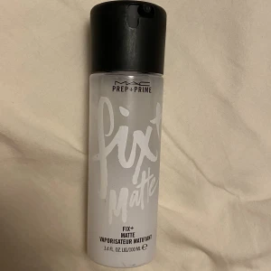 Mac settingspray - Settingspray som använts ungefär 2 gånger dvs i princip all produkt kvar. Passade inte det jag sökte efter därav inte kommit till användning.  Köpte för 265kr men säljer för 100kr.  Exklusive frakt. 