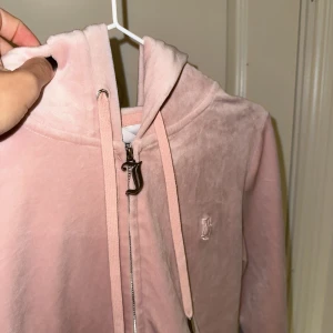 rosa juicy couture set - rosa juicy couture set köpt på second hand. använd. den ena metallsaken på byxorna är av. troligtvis inte äkta. stor i storleken. 500 för både över- och underdel.  bilder skickas såklart vid efterfrågan.