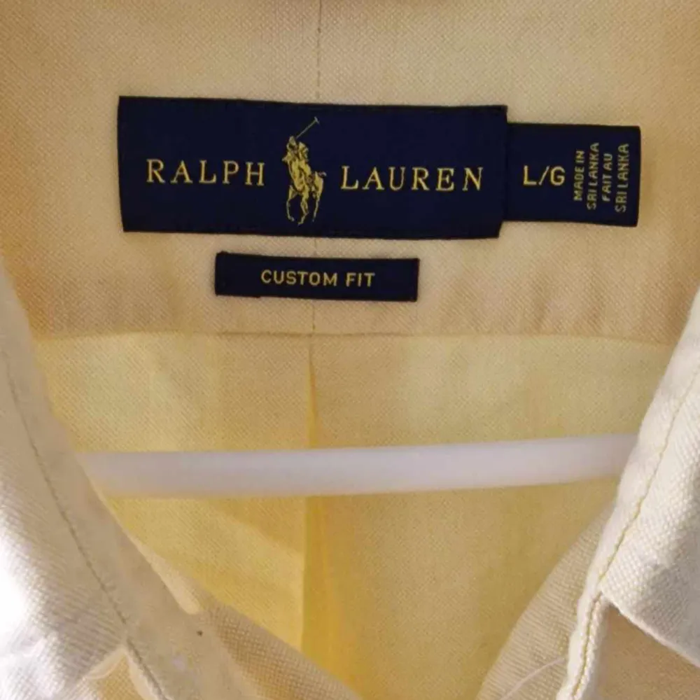 Säljer denna Costom fit skjorta från Ralph Lauren då den inte längre används. . Skjortor.