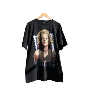 Vintage Marilyn Monroe shirt - Akama tag Storlek - Large  Mycket fint skick Underbart tryck fram samt bak.