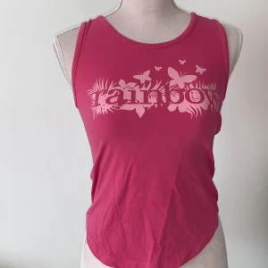 Rosa linne  - Rosa linne med glittrig text från Bershka. Väldigt somrig med öppen rygg. I storlek M, jag tycker att den passar XS och S också. För bara 45kr❤️