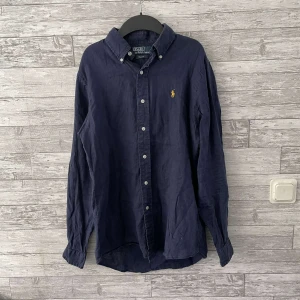 Ralph lauren skjorta - Säljer denna mörkblåa Ralph lauren skjorta. Skick 9/10. Strl S men passar även M. Nypris ligger runt 1200kr mitt  pris 299kr