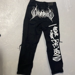 Dropdead ripped jeans rare - rare jeans från dropdead felfri och lätt använd storlek L men känns mindre
