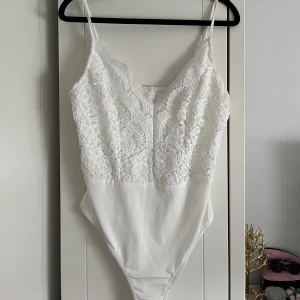 Body  - Väldigt snygg body som knappt är använd 