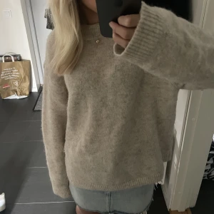 Stickad tröja  - Säljer en jättefin stickad nu till våren den är köpt på hm för ungefär 600kr och säljer den för 250kr! ( nopprig ) 