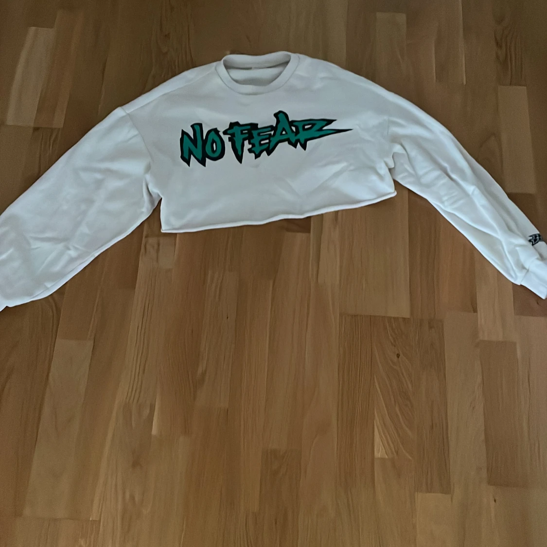 En cropped No fear tröja